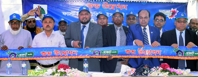 Syed Waseque Md Ali, Managing Director of First Security Islami Bank Limited, poses for photograph with the participants of a workshop on Investment Classification at the bank's training institute in the city on Saturday. Md. Ataur Rahman, Principal, Muh