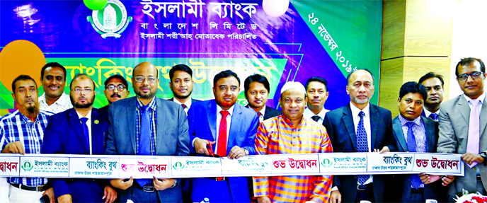 Muhammad Qaisar Ali, AMD of Islami Bank Bangladesh Limited, inaugurating its Banking Booth at North Shahjahanpur in the city recently. Abu Reza Md. Yeahia, DMD, Md. Mahboob Alam, Head of Agent & Booth Banking Division, Md. Motiar Rahman, Head of Dhaka Cen