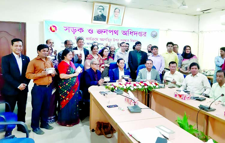 Officials of Roads and Highway Department (RHD) who played role in e-documents activities being awarded at a ceremony held in the auditorium of RHD in the city on Monday.