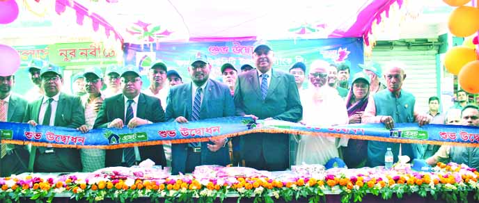 Syed Waseque Md Ali, Managing Director of First Security Islami Bank Limited, inaugurating its Agent Banking outlet at Bagdha Bazar of Agoiljhara in Barishal on Wednesday. Md. Mustafa Khair, DMD, Ali Nahid Khan, Head of Alternative Delivery Channel Divisi