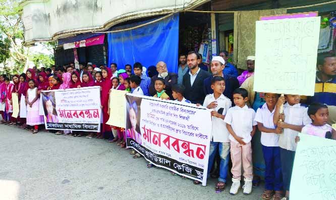BETAGI (Barguna): Locals formed a human chain at Mokamin Madrasa Road yesterday demanding capital punishment to the killers of child Tamima Akhter , a student of Machhuyakhali Primary School.