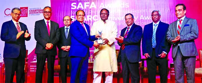 M. Kamal Hossain, Managing Director of Southeast Bank Limited, receiving the "19th ICAB National Award for Best presented Annual Reports 2018" by South Asian Federation of Accountants (SAFA) from Commerce Minister Tipu Munshi, at a hotel in the city rec