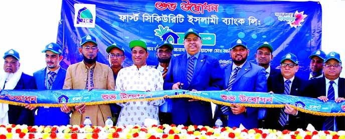 Syed Waseque Md Ali, Managing Director of First Security Islami Bank Limited, inaugurating its Agent Banking outlet at Khashir Abdullahpur Bazar of Beanibazar in Sylhet on Sunday. Md. Mustafa Khair, DMD, Kazi Motaher Hossain, Sylhet Zonal Head, Ali Nahid