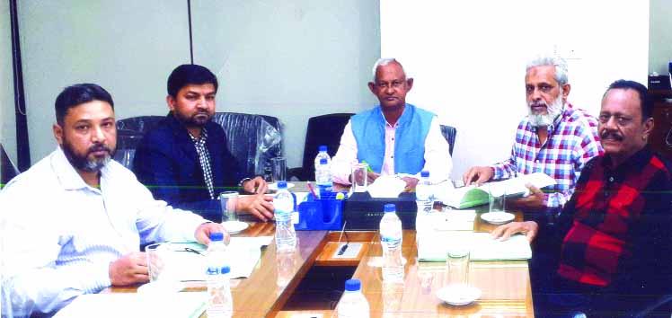 Md. Rezaul Karim, Chairman, Board of Director's of Shipper's Council of Bangladesh, presiding over its meeting at its head office in the city on Sunday, while Ariful Ahsan, Senior Vice Chairman, Arzu Rahman, Afsar Uddin Ahmed, A K M Aminul Mannan (Khoko