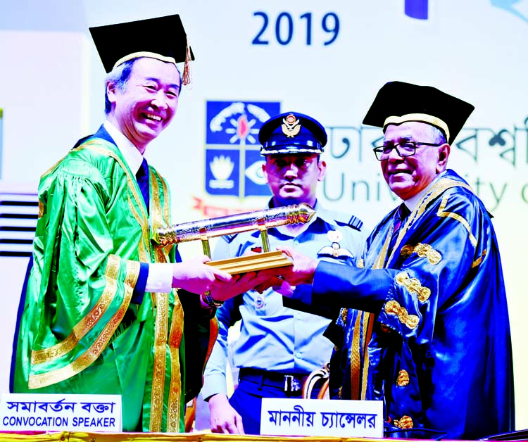 President M. Abdul Hamid presenting a crest to Convocation Speaker, Nobel laureate in Physics and Director of the Institute for Cosmic Ray Research of Tokyo University in Japan, Prof Takkaki Kajita on the occasion of the 52nd convocation of Dhaka Universi