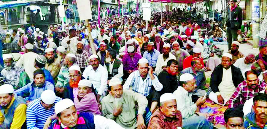 CBA and Non-CBA Sangram Parishad observed fast unto death in front of the Crescent Jute Mills in Khulna on Tuesday to realise 11-point charter of demands.