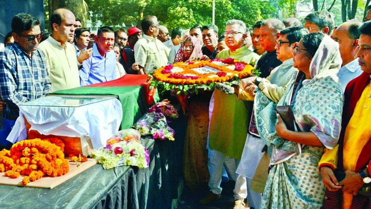 People from all walks of life paid last respect to eminent physicist and freedom fighter Prof Ajoy Roy by placing floral wreaths on his coffin at the Central Shaheed Minar in the city on Tuesday.