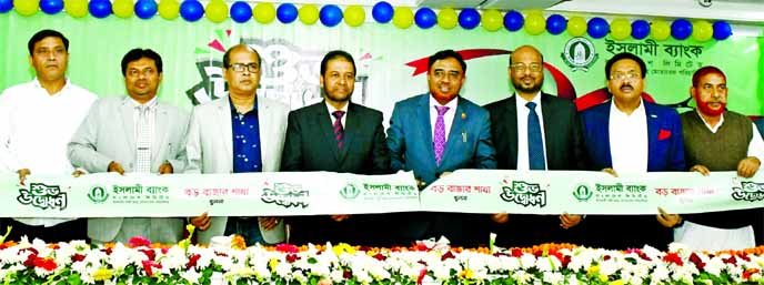 Muhammad Qaisar Ali, AMD of Islami Bank Bangladesh Limited, inaugurating its 352nd branch at Boro Bazar in Khulna on Wednesday. Abu Reza Md. Yeahia, DMD of the bank and local elites were also present.
