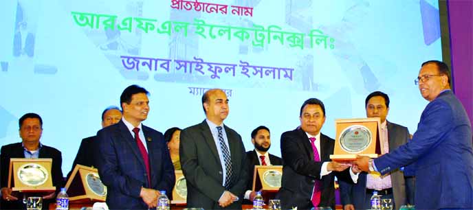 Choudhury Atiur Rasul, Director of PRAN-RFL Group Limited, receiving the highest VAT payer's award for 2017-2018 from Finance Minister AHM Mustafa Kamal at a programme held in the city on Tuesday. RFL Electronics Ltd, Habiganj Agro Ltd and Natore Agro Lt