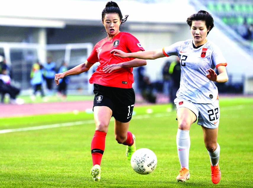 South Korea's Choe Yu-ri (left) fights for the ball against China's Luo Guiping during a women's soccer match of East Asian Football Federation E-1 Football Championship in Busan, South Korea on Tuesday.