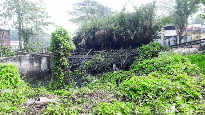 SHARIATPUR: The construction work of Victory Memorial at Shariatpur has yet to be completed within 19 years due to shortage of fund. This snap was taken on Wednesday.