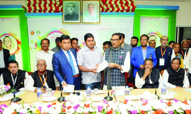 KHULNA: Minister for Road Transport and Bridges Obaidul Quader MP distributing digital health cards among the drivers at Khulna Circuit House premises on Monday.