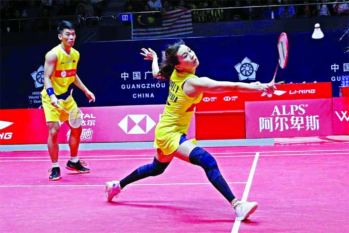 Malaysia's Goh Liu Hui (right) hits a return shot against Thailand's Sapsiree Taerattanachai and Dechapol Puavaranukroh during the mixed doubles in the World Tour Finals at Guangzhou in south China's Guangdong province on Thursday.