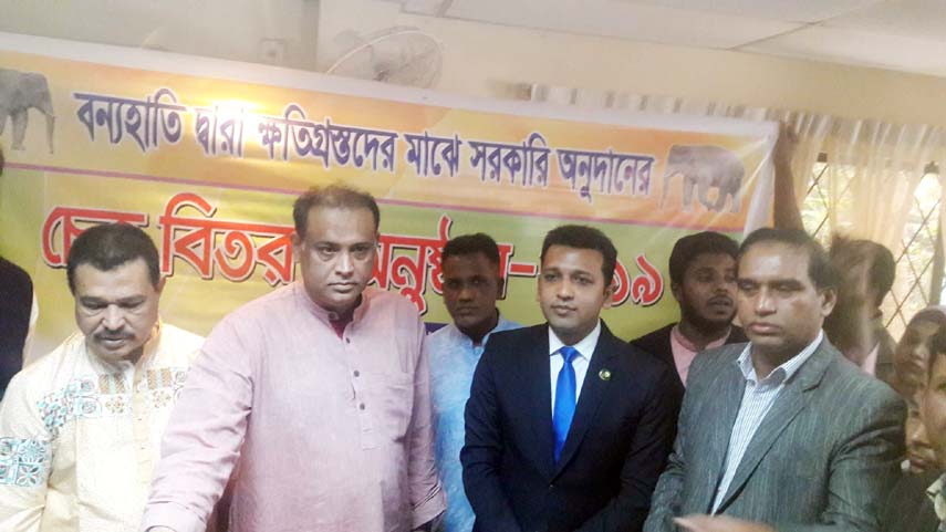 Land Minister Saifuzzaman Chowdhury Javed MP was present as Chief Guest at a cheque distribution programme at the residence of the Minister at Sharson Road yesterday among the victims families killed by wild elephant of different areas at Anowara an