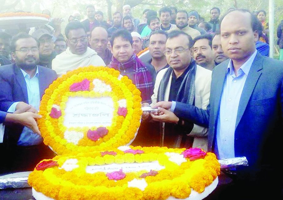 BANARIPARA (Barishal): Banaripara Upazila Administration and UZ Parishad placing wreaths at the Intellectuals Memorial at Nava- Norenkathi area marking the Martyred Intellectuals Day on Saturday. Alhaj Golum Faruk, Chairman, Banaripara Upazila Parisha