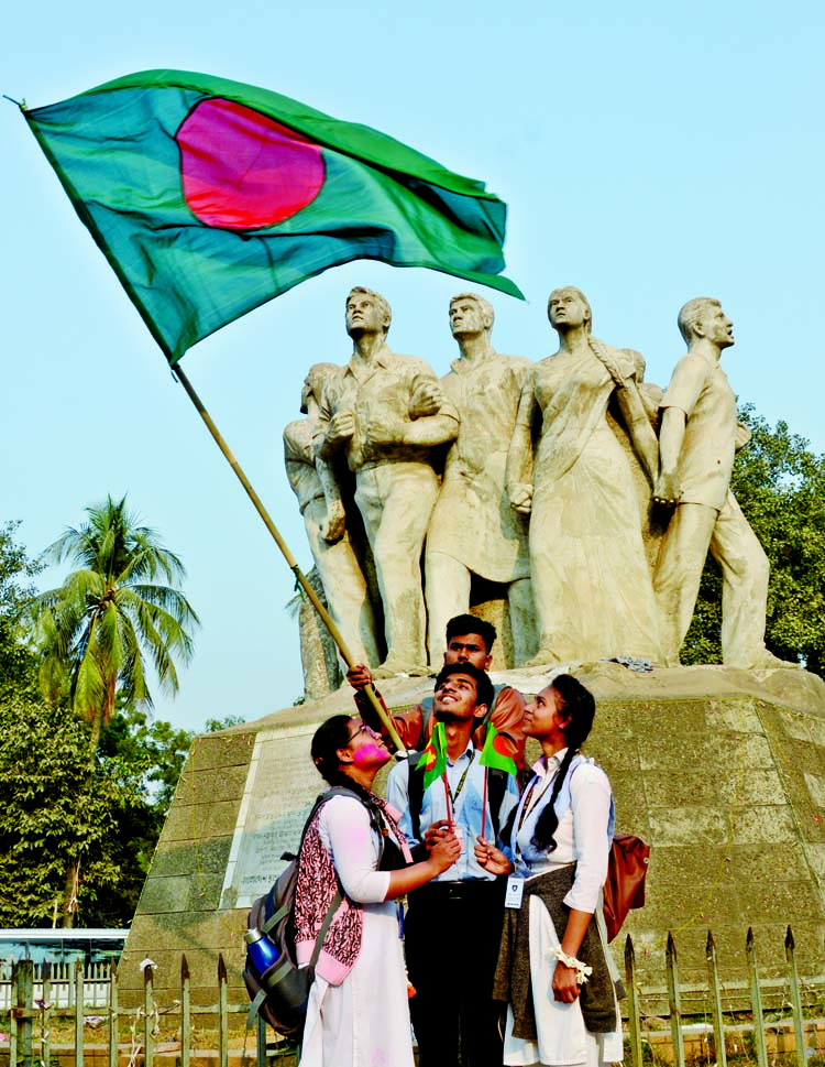 Students hoist the National Flag at Aparajeyo Bangla on the Dhaka University campus on Sunday.