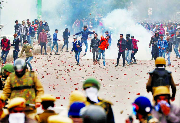 Clashes between thousands of protesters and police erupt in New Delhi leading to closure of metro stations in the area.