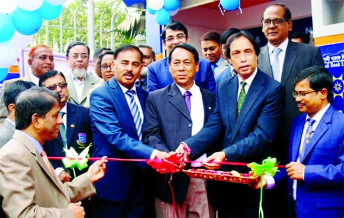 Md. Ataur Rahman Prodhan, Managing Director of Sonali Bank Limited along with Dr. Muhammad Sadique, Chiarman of Public Service Commission (PSC), inaugurating the 120th ATM Booth of the bank at PSC premises in the city on Wednesday. Senior officials of the