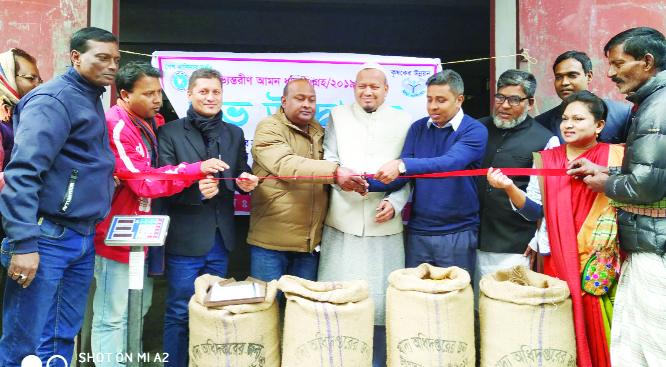 BHANGURA (Pabna): Alhaj Md Baki Billah, Chairman, Upazila Parishad , Golam Hasnain Rasell, Mayor , Syed Asrafujjaman, UNO inaugurating Aman paddy procurement programme at Bhangura Upazila Food Warehouse yesterday.