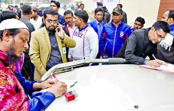 A mobile court on Thursday fined 15 drivers for honking their vehicle's horn in the vicinity of the Secretariat.