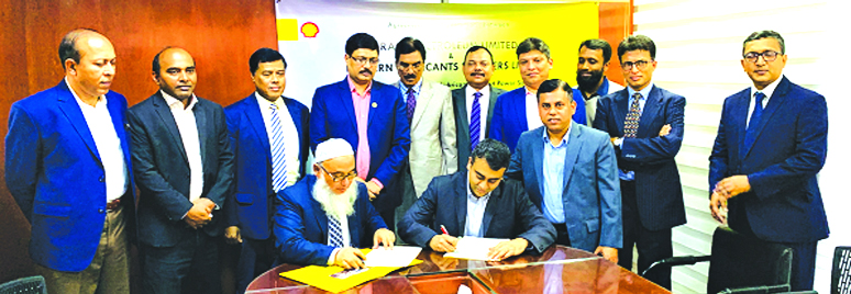 Imran Zaman Khan, Managing Directors of Ranks Petroleum Limited and Mohiuddin Ahmed, Managing Director of Eastern Lubricants Blenders Limited, signing an agreement to distribute shell lubricants in government power sector at the Dhaka Office of Bangladesh