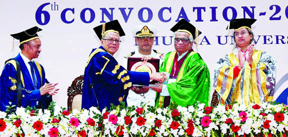 President M Abdul Hamid presenting crest to Convocation Speaker Dr Anupam Sen at the 6th Convocation of Khulna University yesterday .