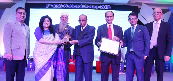 Farzanah Chowdhury, CEO of Green Delta Insurance Company Limited, receiving the 6th ICSB National Award 2018 from A B M Md. Azizul Islam, Former Adviser of Caretaker Government for corporate governance excellence in insurance companies category for 5 cons