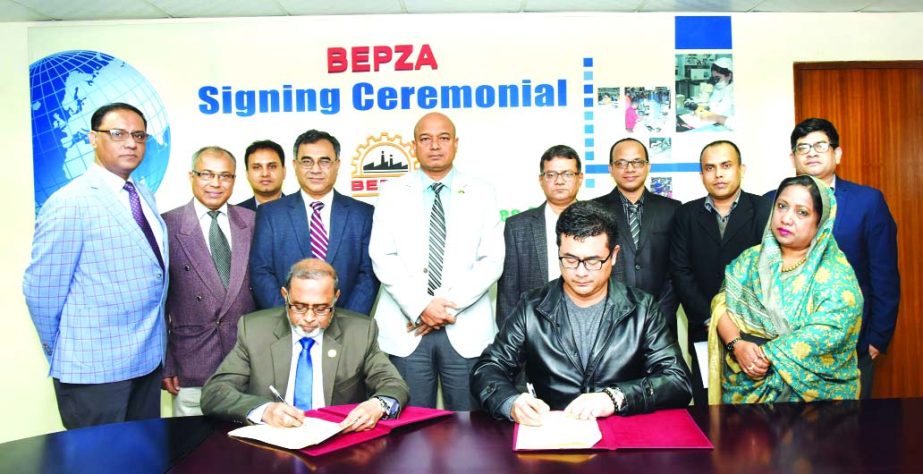 Zillur Rahman, Member (Investment Promotion) of Bangladesh Export Processing Zones Authority (BEPZA) and Kuoting Wu, General Manager of Ms. Golden Chang Shoes (BD) Limited (a concern of Golden Chang Group of Taiwan), signing an agreement at BEPZA Complex
