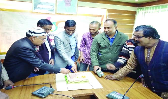 SUNDARGANJ(Gaibandha): Solaman Ali, UNO with other officials cutting cake on the occasion of the 76th founding anniversary of the Daily Iffefaq on Wednesday.