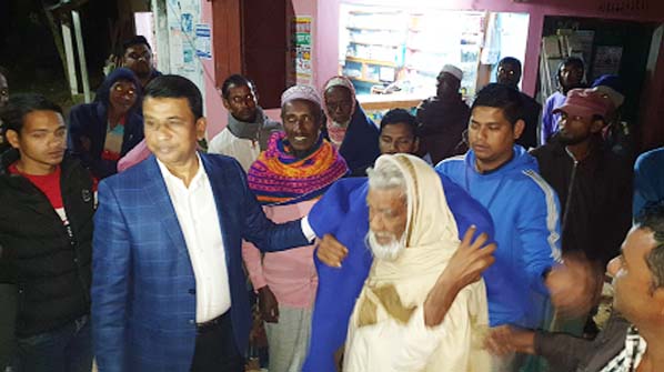 Panel Mayor of Raozan Pourashava Md. Zamiruddin Parvez distributing blankets among the poors under Ward No.9 of Poura area on Monday night.