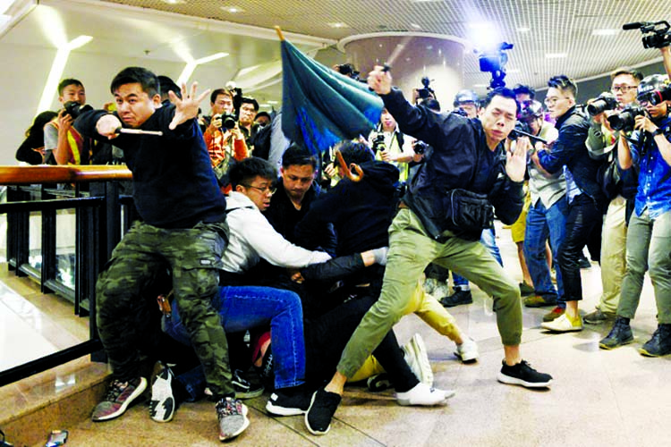 Police react as anti-government protesters throw an umbrella at them on Christmas Eve in the Tsim Sha Tsui district of Hong Kong. Internet photo