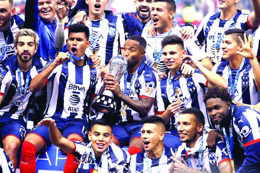 Monterrey's Dorlan Pabon (center) kisses the trophy after his team defeated America 4-2 in a penalty shootout to win the Mexican soccer league final match at Azteca stadium in Mexico City on Sunday.