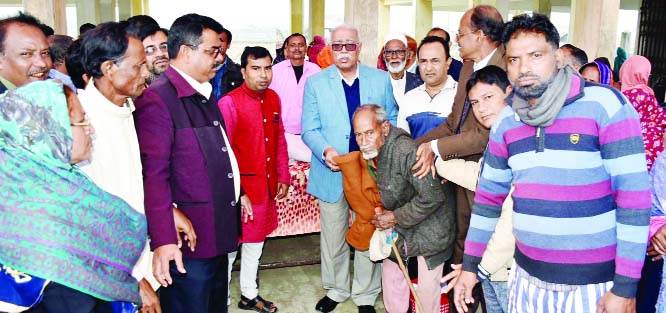 RAMPAL (Bagerhat): Alhaj Abdul Khaleque , Mayor, Khulna City Corporation distributing blankets among the poor people at Rampal Upazila recently.