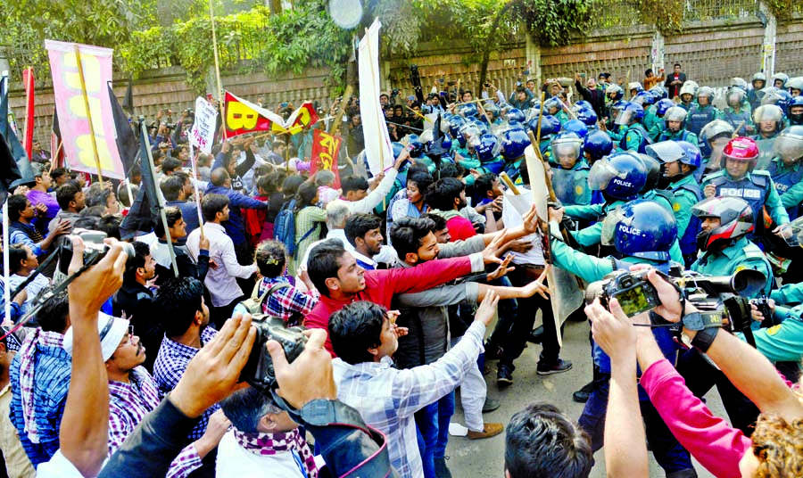 Traffic came to a halt around Matsya Bhaban in city as police foiled the LDA's 'black flag' March towards PMO demanding resignation of govt and re-election under caretaker govt injuring 26 protesters on Monday.