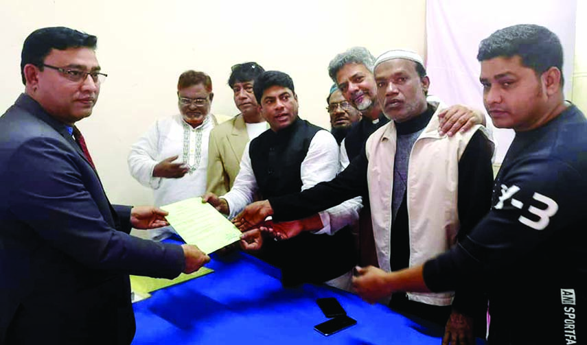AL nominated candidate for 26 No Ward of DSCC Hashibur Rahman Manik submitting his nomination paper as Councillor candidate to the Returning Officer at Sadek Hossain Khoka Community Center in the city on Tuesday.