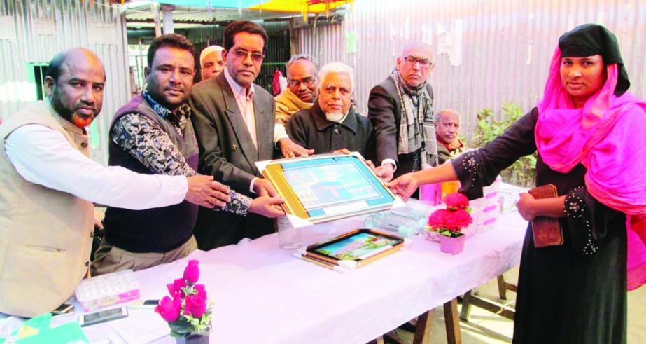 SANTHIA(Pabna): Renowned educationalist Hasan Ali distributing prizes among the best mothers at the Mother 's Seminar and annual result announcing ceremony of Chargobindapur Probhati Kindergarten in Santhia Upazila as Chief Guest on Monday.