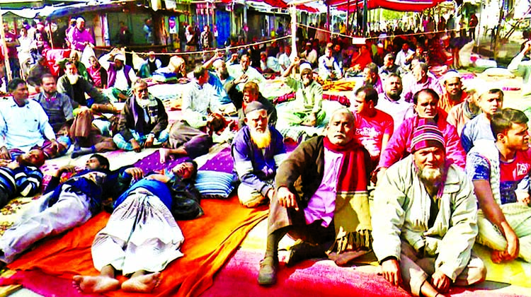 Jute mill workers observed hunger strike demanding implementation of their Wages Commission reports and payment of their outstanding salaries for the third consecutive day in Khulna on Tuesday.