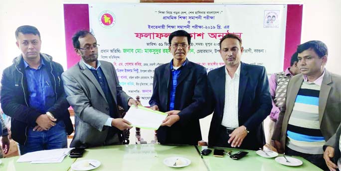 BETAGI (Braguna): Md Jahangir Alam, Upazila Primary Education Officer handing over the results of PSC and JSC to Md Moksadul Rahman Forkan, Chairman, Betagi Upazila Parishad at UNO Conference Room on Tuesday morning.