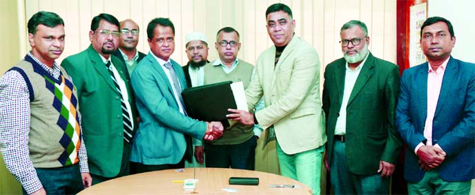 Mohammed Zaker Hossain, Member (Development) of Bangladesh Council of Scientific and Industrial Research (BCSIR) and Syed Aminul Kabir, CEO of Star Agro Processing Industries, shaking hands after signing a lease agreement for commercial marketing of BCSIR