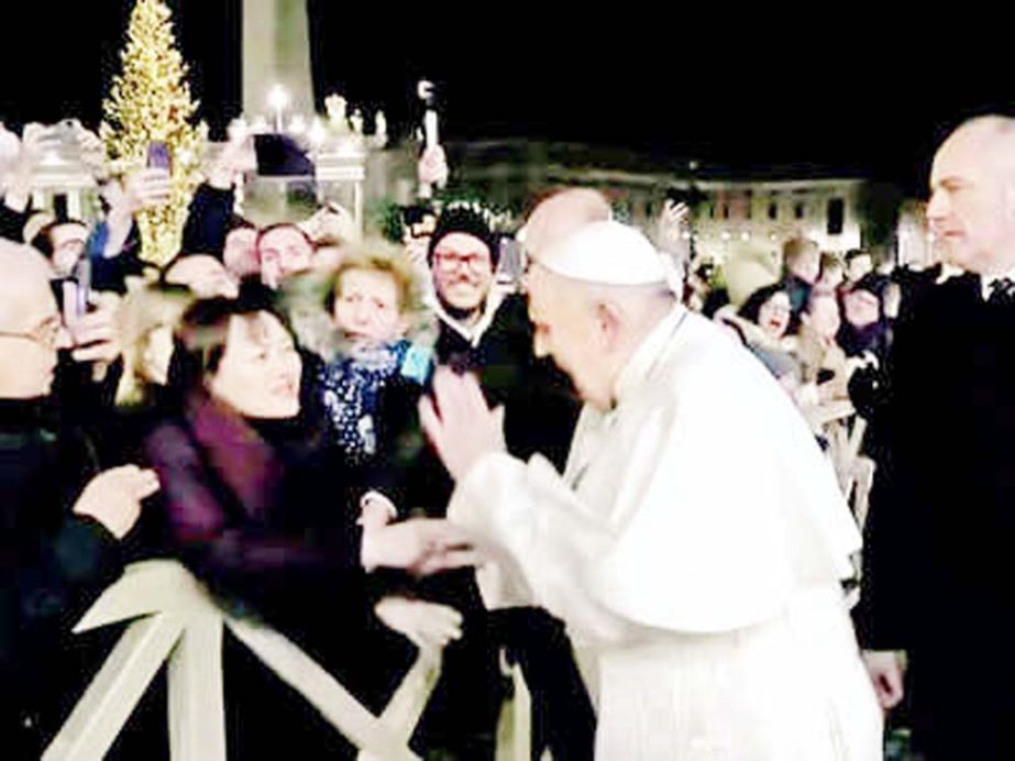 Pope Francis has apologized for hitting the hand of a well-wisher who grabbed his hand and yanked him towards her.