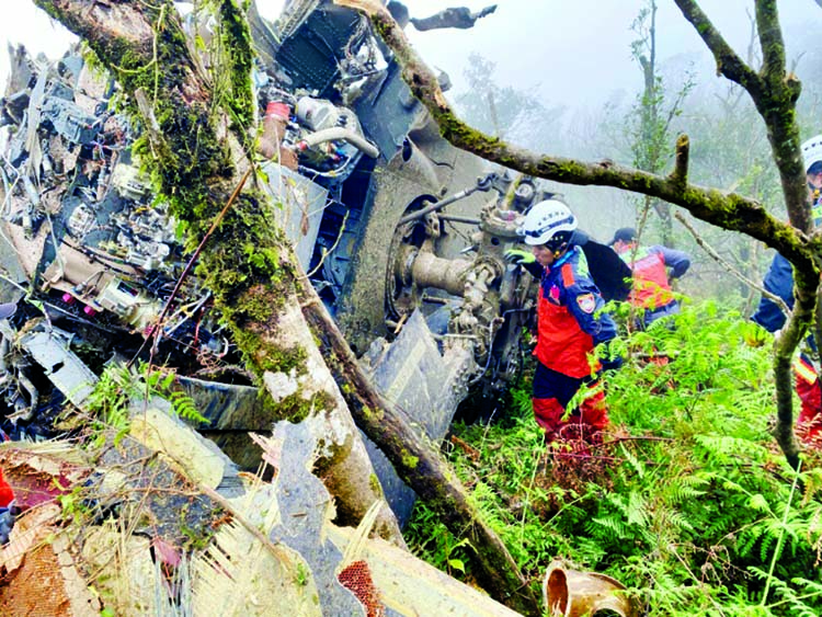 Rescuers searching for survivors after a military Black Hawk helicopter smashed into mountains in Yilan county near Taipei, killing the island's top military chief, Shen Yi-ming Internet photo