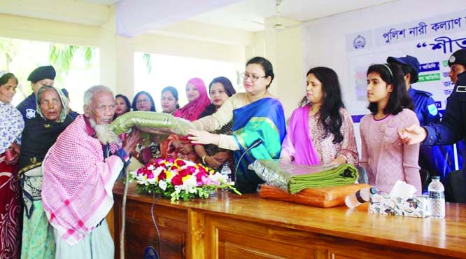 KISHOREGANJ: Police Nari Kalyan President Mahafuza Naznin Dishar Chowdhury distributing blankets among 200 cold-hit people at Police Lines on Tuesday morning .