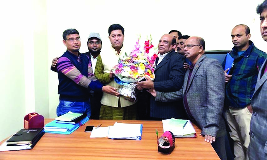 Leaders of Bangabandhu Jubo Parishad led by its President Rezaul Karim Khan greeting Awami League DSCC Mayor candidate Barrister Sheikh Fazle Noor Tapaoh at Bangabandhu Avenue Awami League Office yesterday promising support of the organisation in the c