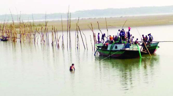 BARISHAL: Flow of canal connecting rivers at Alimabad and Char Gopalpur has been barred by constructing unplanned dam since last few days.