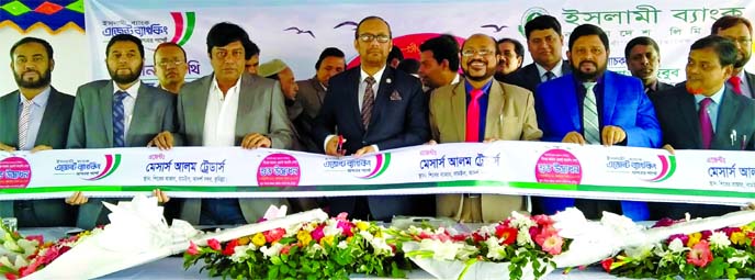 Md. Mahbub ul Alam, Managing Director of Islami Bank Bangladesh Limited, inaugurating its 1015th Agent Banking Outlet at Shiber Bazar of Adarsha Sadar Upazila in Cumilla on Thursday. Md. Mosharraf Hossain, SEVP, Md. Mahbub-e-Alam, EVP of the bank and loca