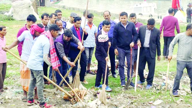 BARISHAL : BIWTA started operation for cleaning garbage, evicting makeshift shops on Kirtankhola River bank and Barishal River Port areas recently.