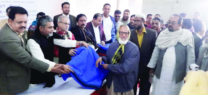 BAGERHAT: S M Kamal Hossain, newly -elected Organising Secretary of the central committee of Bangladesh Awami League distributing blankets among the destitute people at Pourashava Auditorium as Chief Guest yesterday morning.