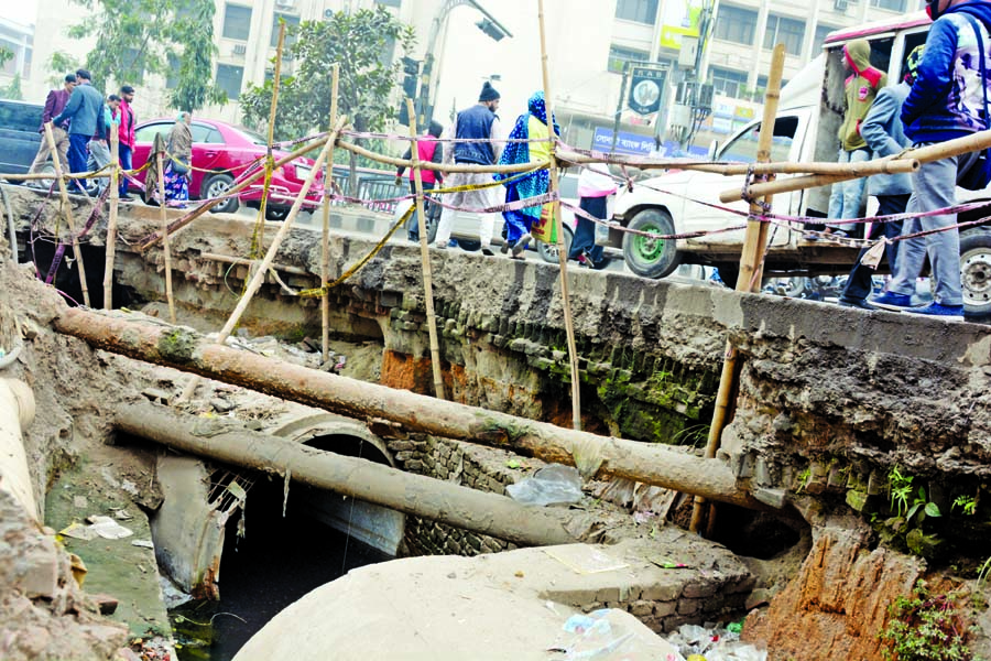 Roads turn canal: Road diggings by various civic bodies causes not only narrows walking space for pedestrians but also causes traffic gridlock during rush hour in the capital. This photo was taken from in front of Bangladesh Bank on Tuesday.