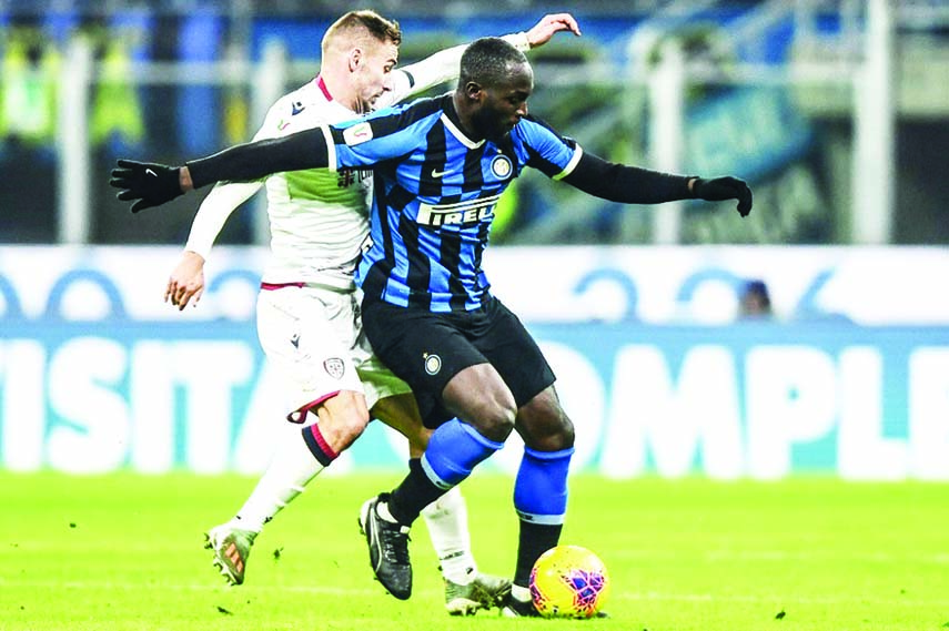 Inter Milan's Belgian forward Romelu Lukaku (right) holds off Cagliari's Croatian midfielder Marko Rog during the round of 16 football match against Cagliari at the San Siro stadium in Milan on Tuesday.