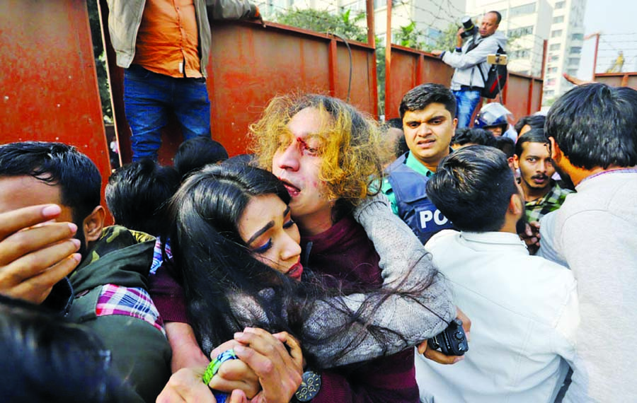 A scuffle broke out at Shahbagh intersection during blockade programme by a section of DU students when a man pointed a gun at them, then he was beaten up by protesters and handed over to police on Wednesday.